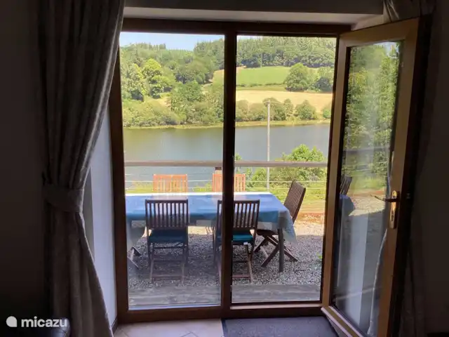 Cherry Tree Cottage con piscina climatizada en Francia, Bretaña, Canihuel - casa rural / cabaña Vista desde el salón a la terraza