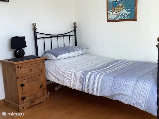 Cherry Tree Cottage con piscina climatizada en Francia, Bretaña, Canihuel - casa rural / cabaña Tercer dormitorio con ventana Velux, vistas a la piscina