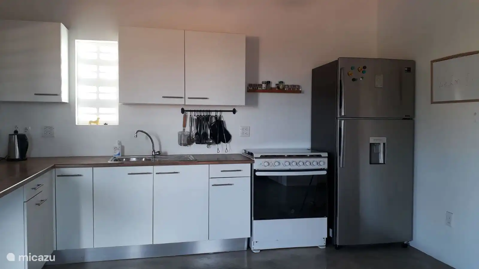 Amplia cocina esquinera, totalmente equipada