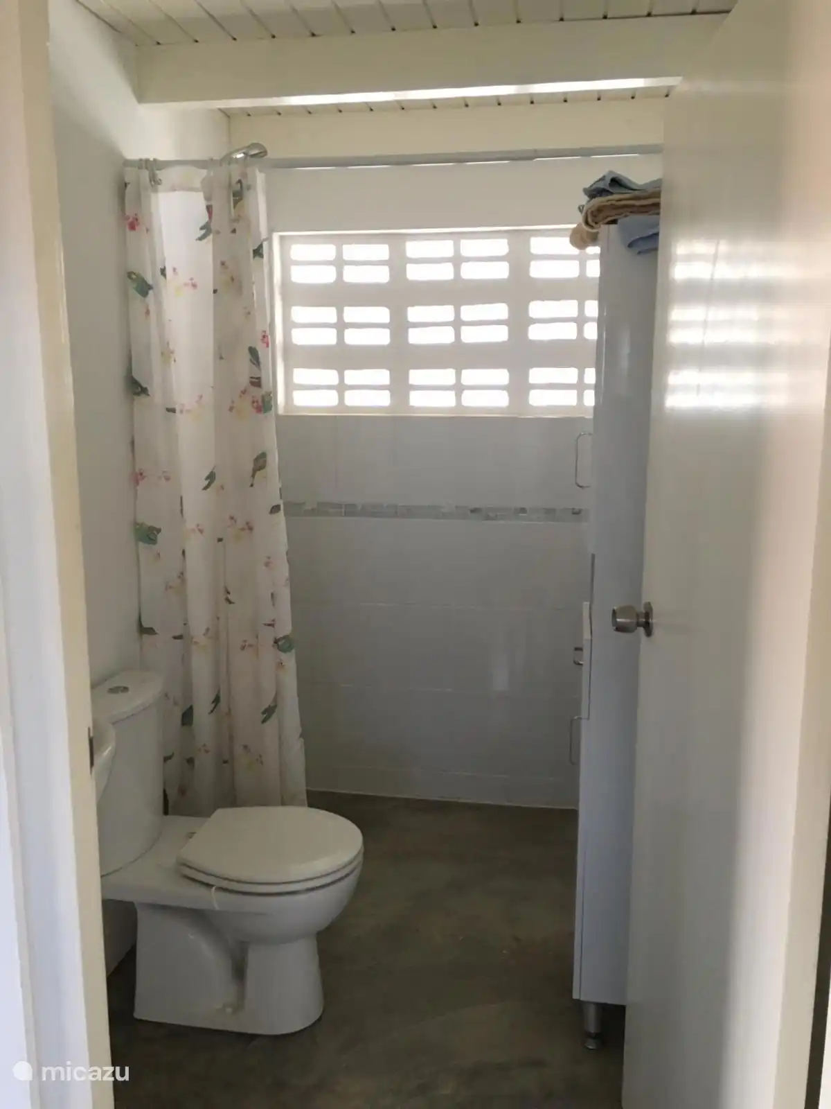 Por supuesto, 2 amplios cuartos de baño con ducha (caliente), inodoro y lavabo