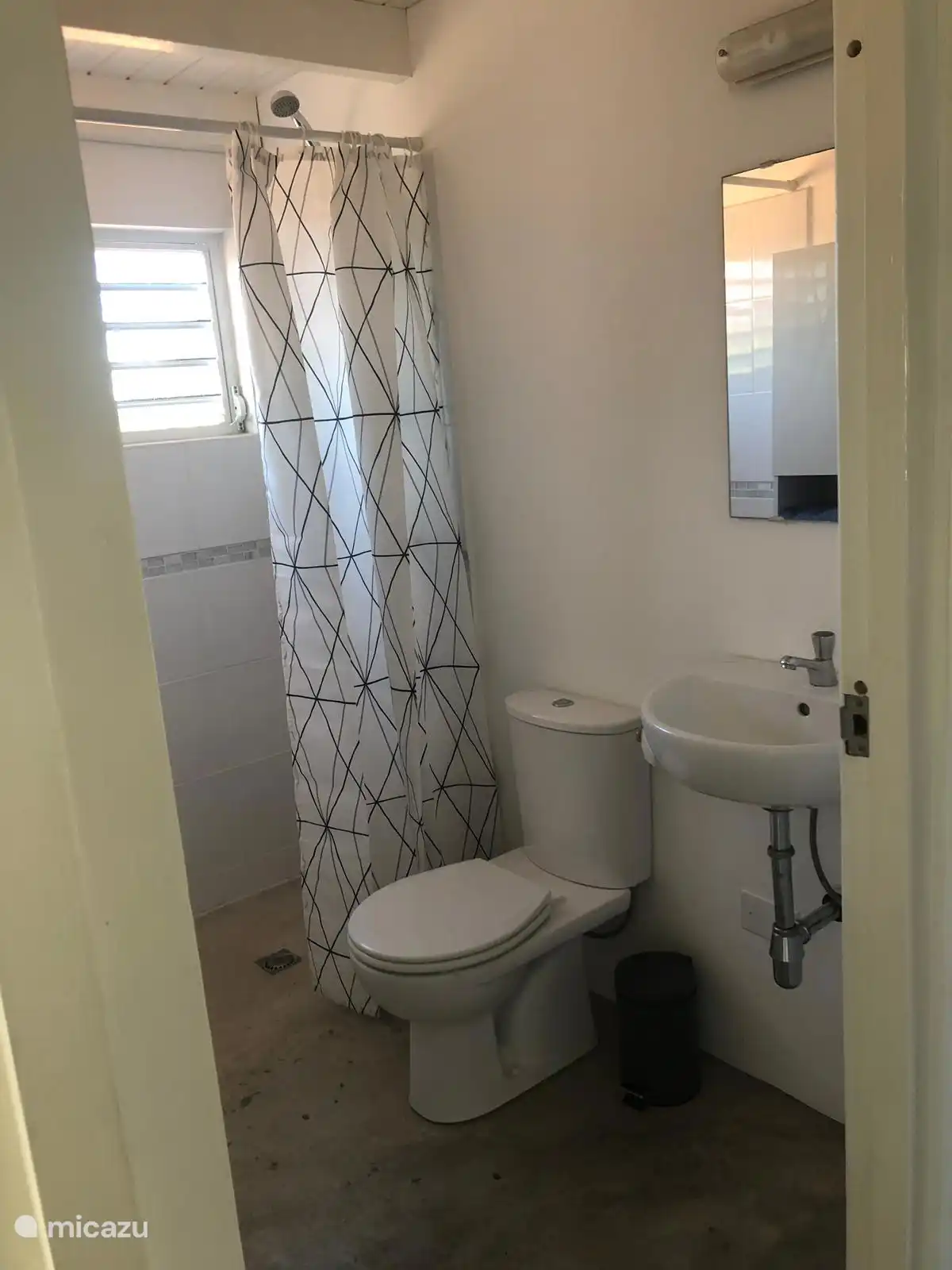 Por supuesto, 2 amplios cuartos de baño con ducha (caliente), inodoro y lavabo