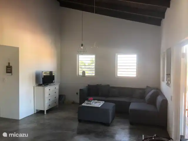 apartamento en Curazao, Banda Arriba (este), Jan Thiel – Sunrise Apartments, cerca del mar Amplia sala de estar con un bonito sofá para descansar si no quieres sentarte en el porche.