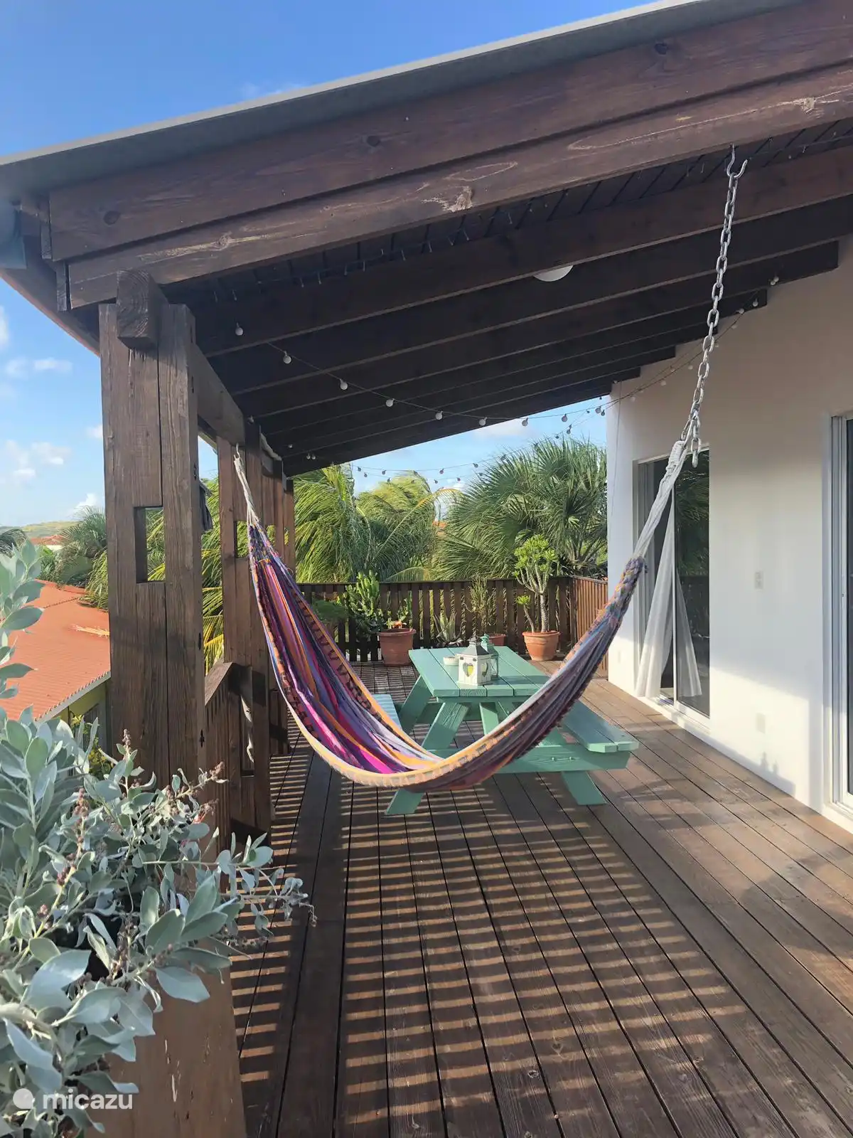 Descansando en la hamaca en el porche trasero.