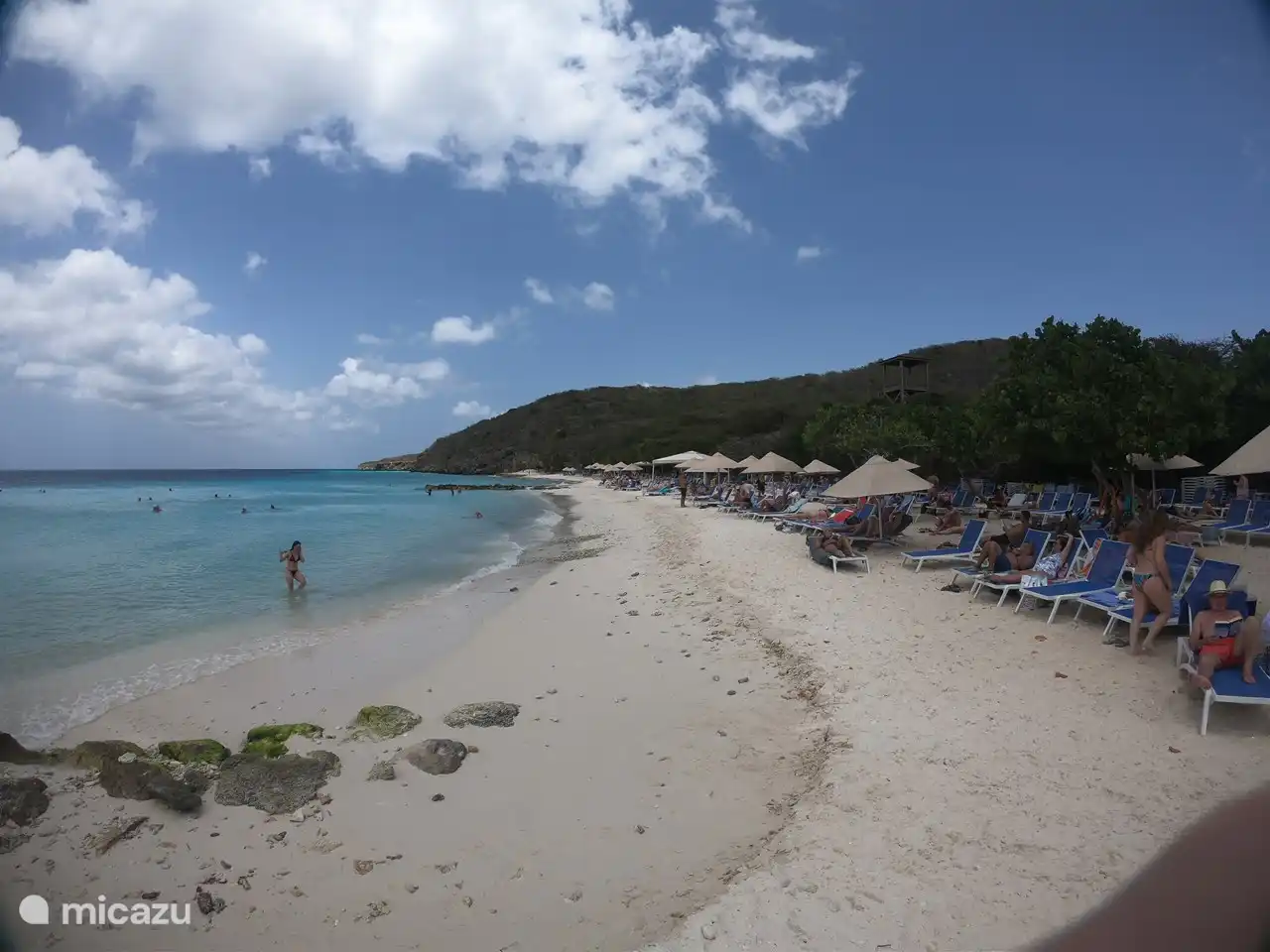 o ir a las bonitas y concurridas playas como Port Mari.