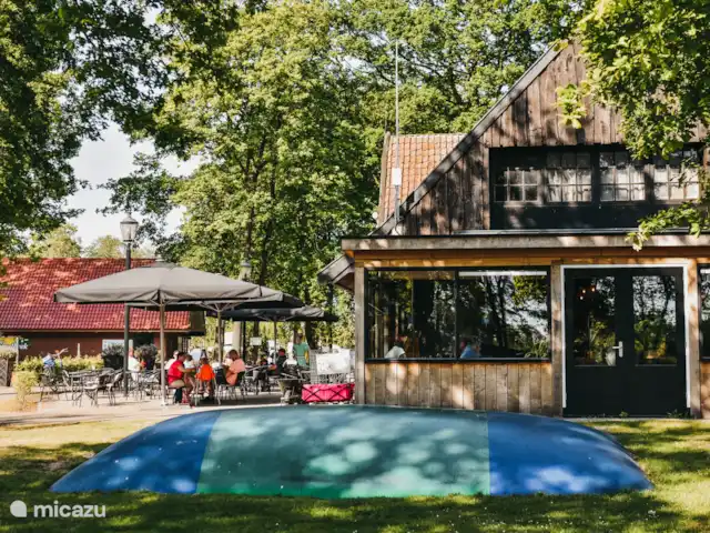 Maisons de garçons - Janne (4P) | Pays-Bas, Overijssel, Lattrop - chalet Booms Jans est un nouveau restaurant frais situé sur le camping. Vous pouvez venir chez nous pour une tasse de café chaud et un gâteau, un délicieux déjeuner et bien sûr un dîner.