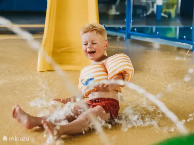 Maisons de garçons - Janne (4P) | Pays-Bas, Overijssel, Lattrop - chalet Pour les plus petits d’entre nous, il y a beaucoup de choses à faire dans le parc à jets d’eau pour les tout-petits, mais nous pensons qu’il est important que maman et papa viennent garder un œil sur les choses.
