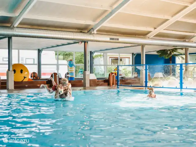 Maisons de garçons - Janne (4P) | Pays-Bas, Overijssel, Lattrop - chalet La piscine couverte est située au centre de notre camping et est chauffée. La profondeur de la piscine est de 1,40 m.