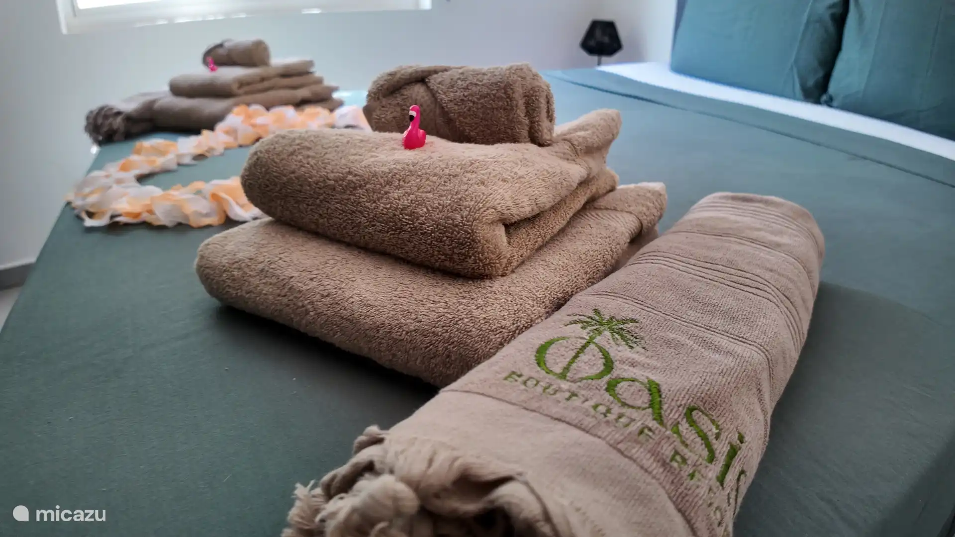 Schlafzimmer mit Doppelbett. 

Wir geben Ihnen standardmäßig Handtücher in 3 Größen und ein Strandtuch pro Person. Und ein Hauch von Liebe!