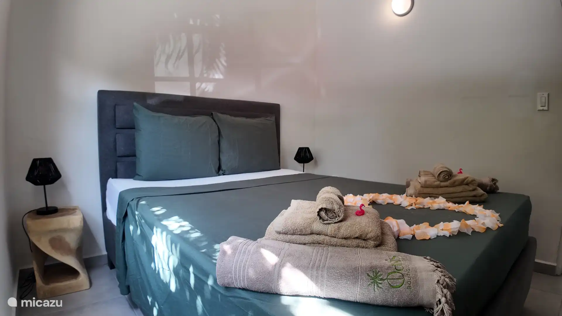 Schlafzimmer mit Doppelbett. 

Wir geben Ihnen standardmäßig Handtücher in 3 Größen und ein Strandtuch pro Person. Und ein Hauch von Liebe!