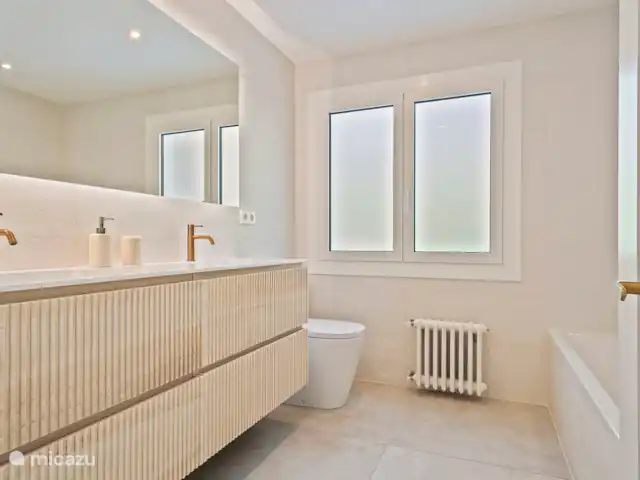 Mareterra: House with pool and views in Spain, Barcelona, Sant Andreu de Llavaneres  - villa Air master suite bathroom (shower and bath)