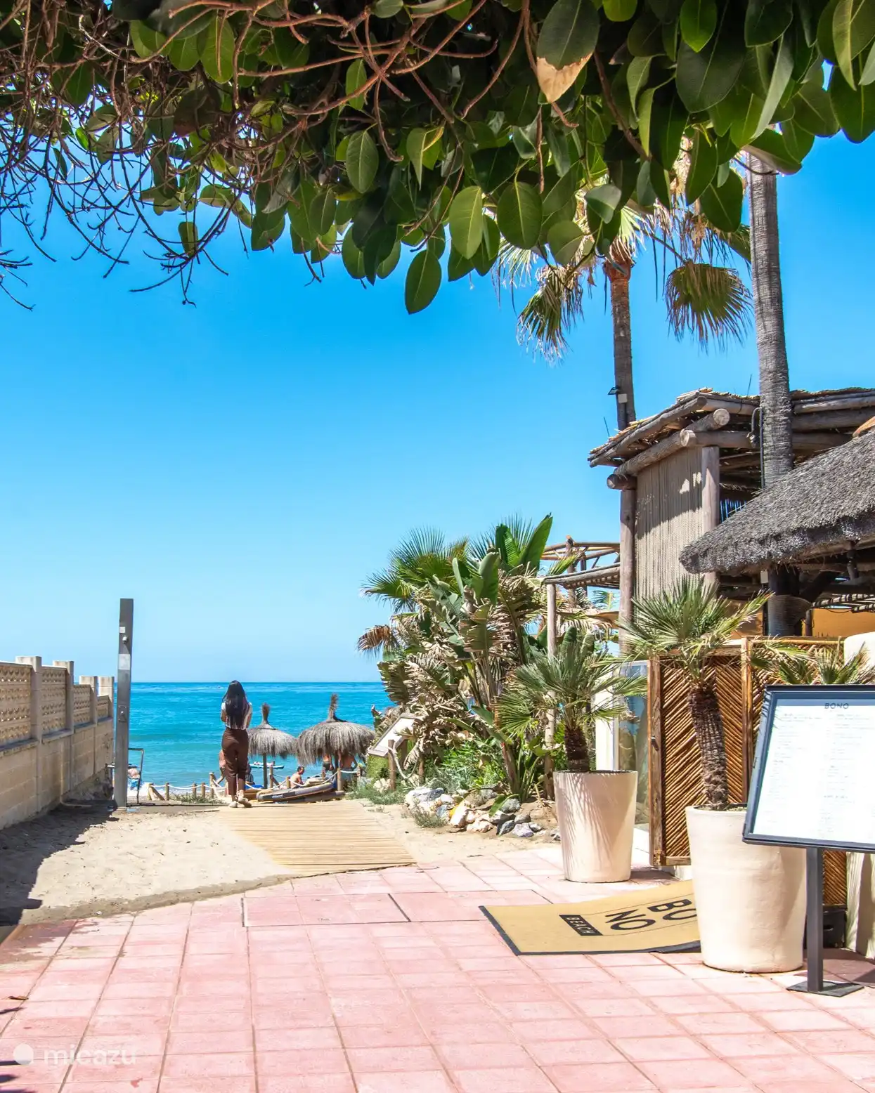 Bono Beach Club ligt op slechts 50 meter van de woning.