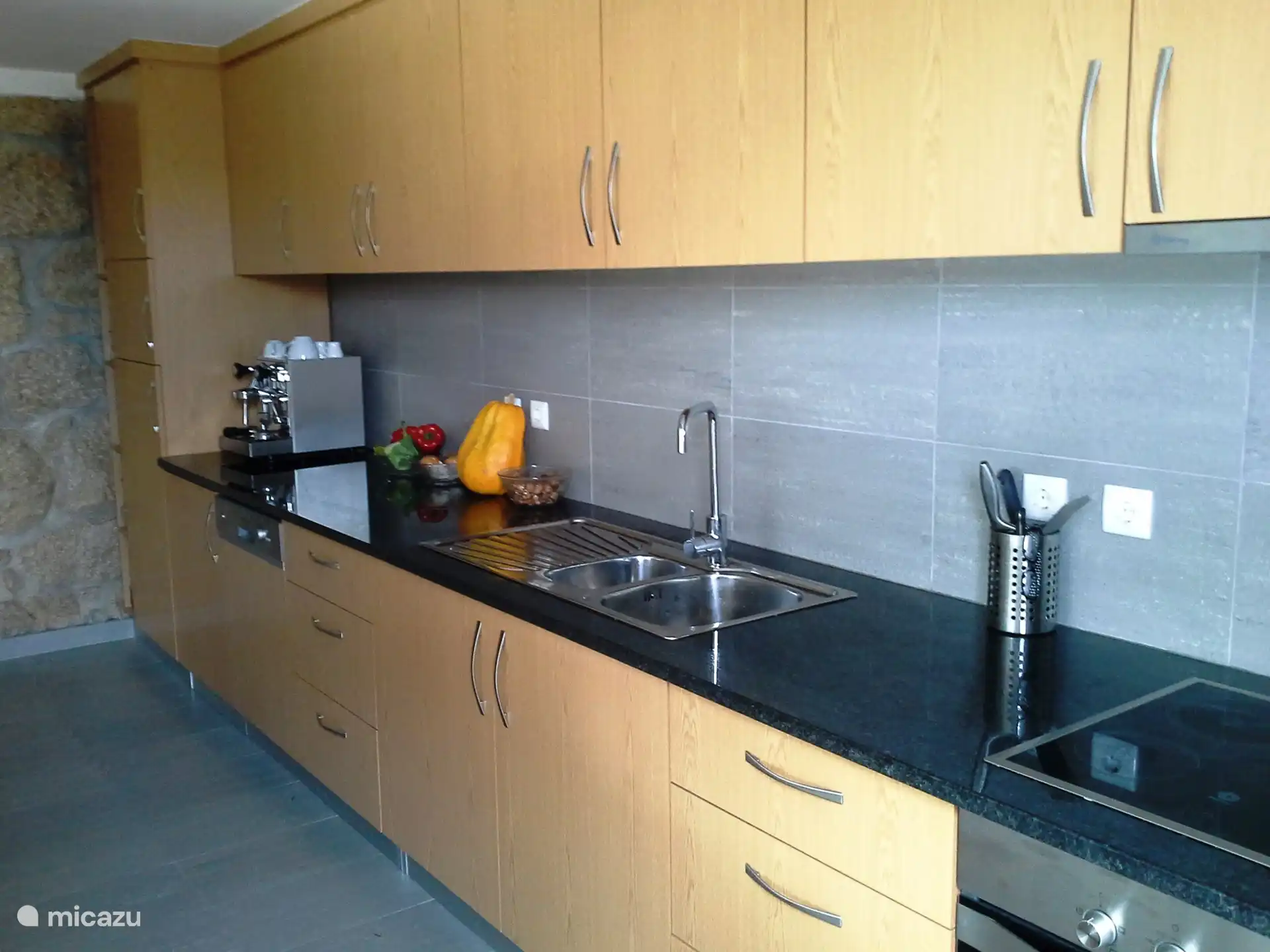 Geräumige offene Küche mit allem Zubehör