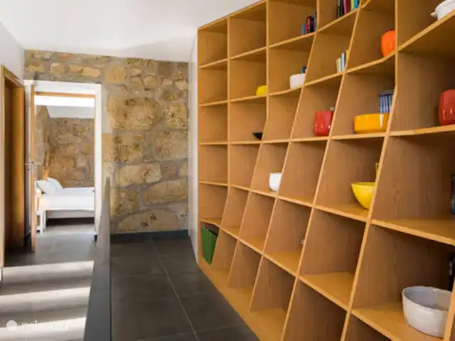Ruime villa met bergzicht, zwembad huren in Portugal, Viseu, Tondela - villa De hal met boekenkast, zicht op één van de 2 slaapkamers op de 1e etage