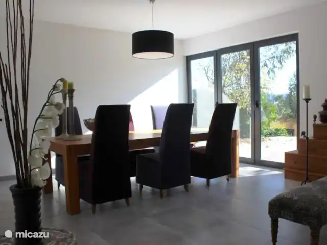 Ruime villa met bergzicht, zwembad huren in Portugal, Viseu, Tondela - villa De eettafel in de woon-/zitkamer