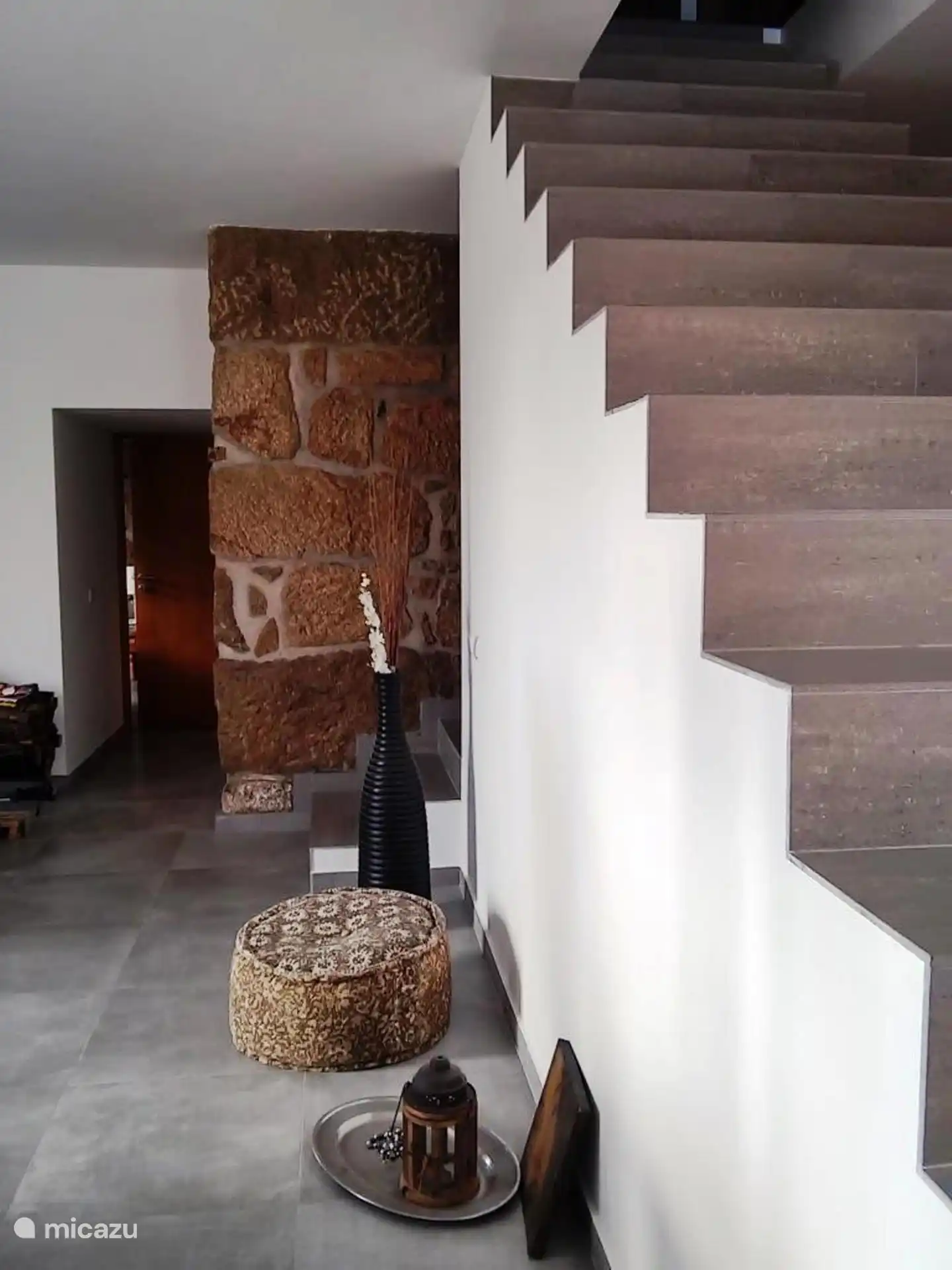 Das Wohnzimmer, Treppe nach oben, grenzt an die offene Küche