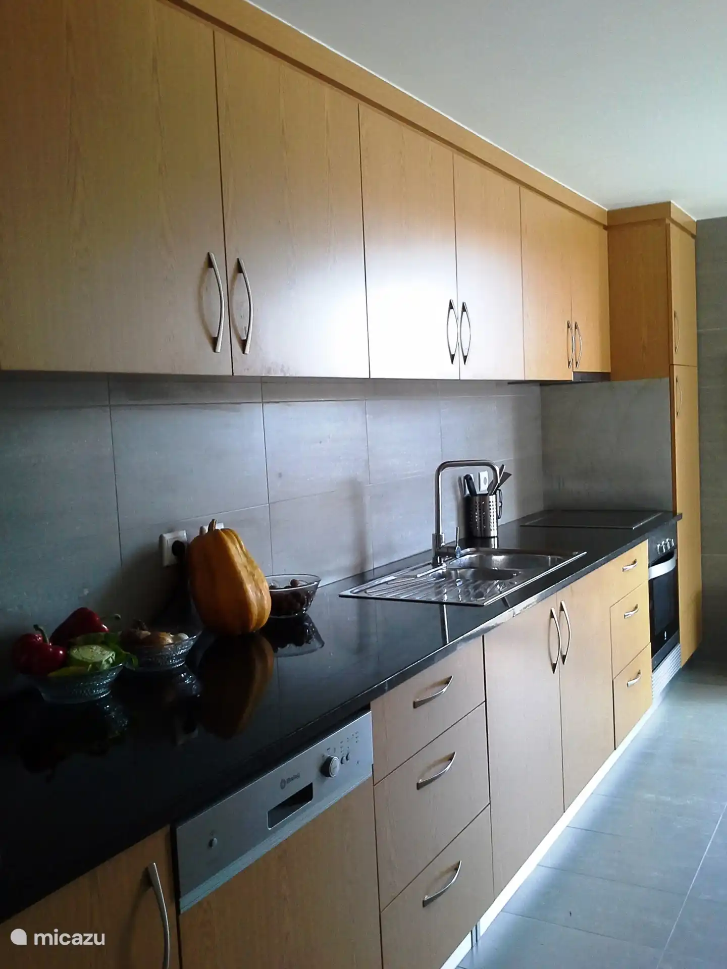 Backofen, Mikrowelle, Gefrierschrank, Cerankochfeld, Wasserkocher, Kaffeemaschine