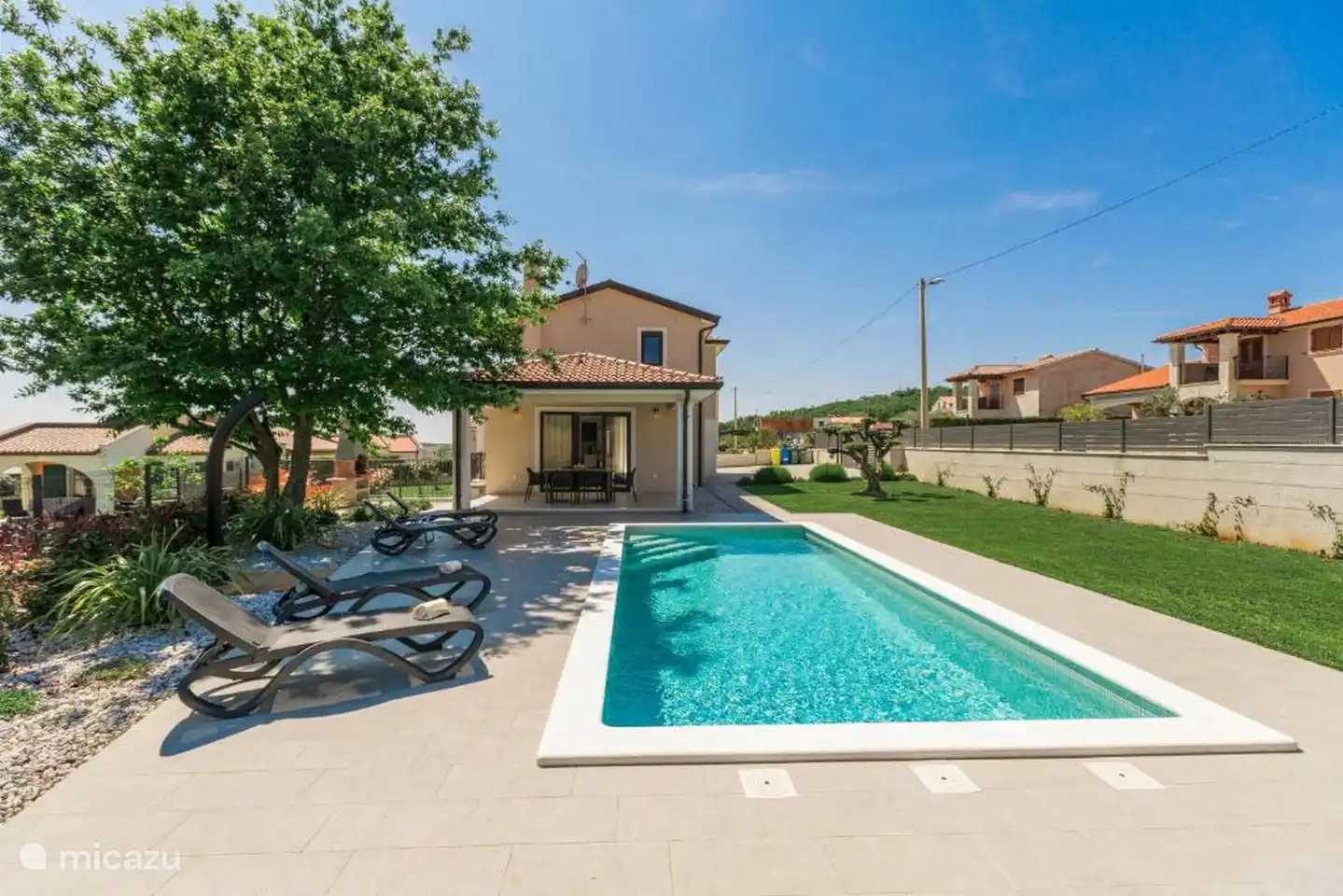 Schwimmbad + Sonnenliegen