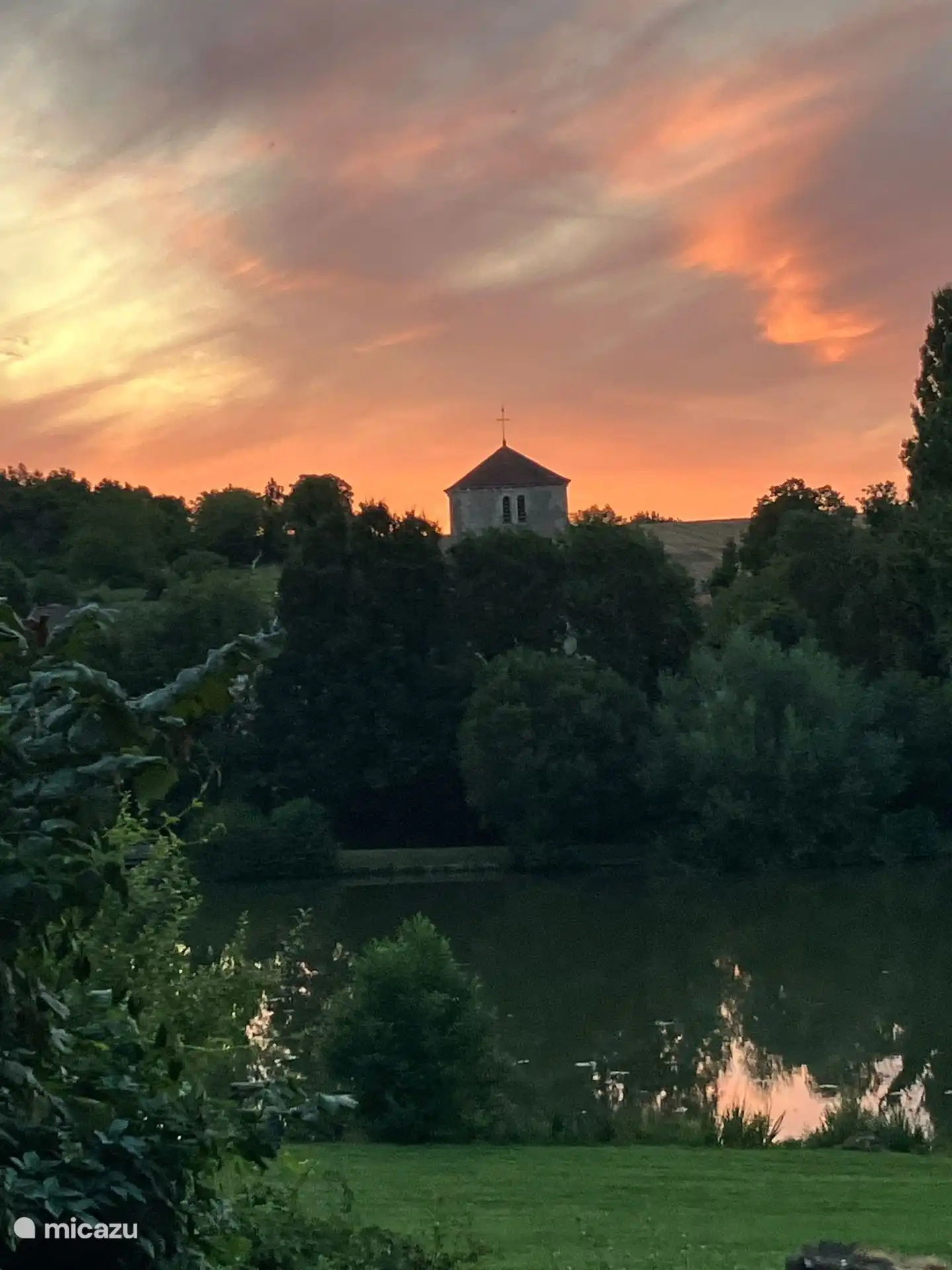Blick auf die Kirche aus dem 11. Jahrhundert