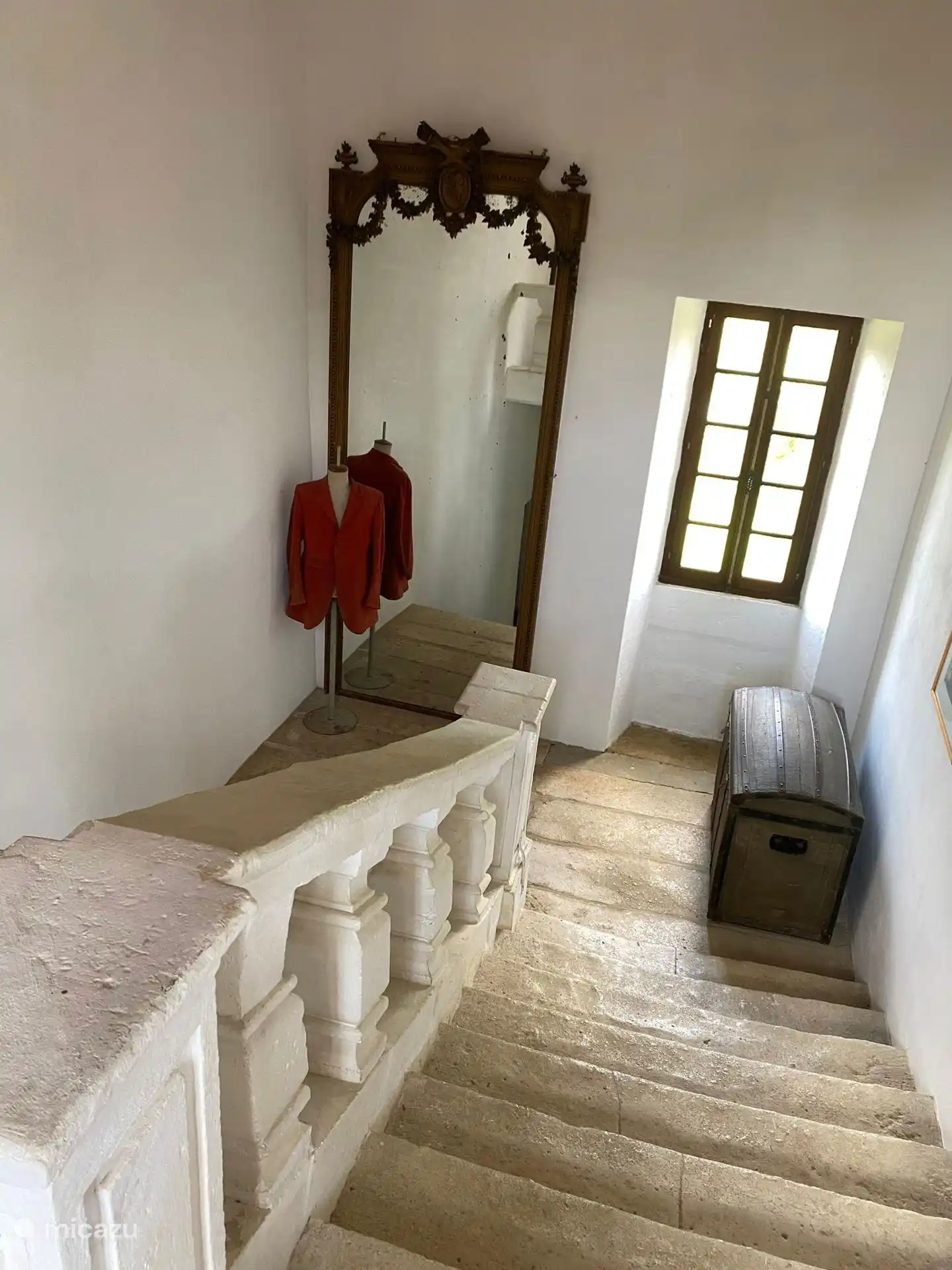 Steintreppe in den ersten Stock