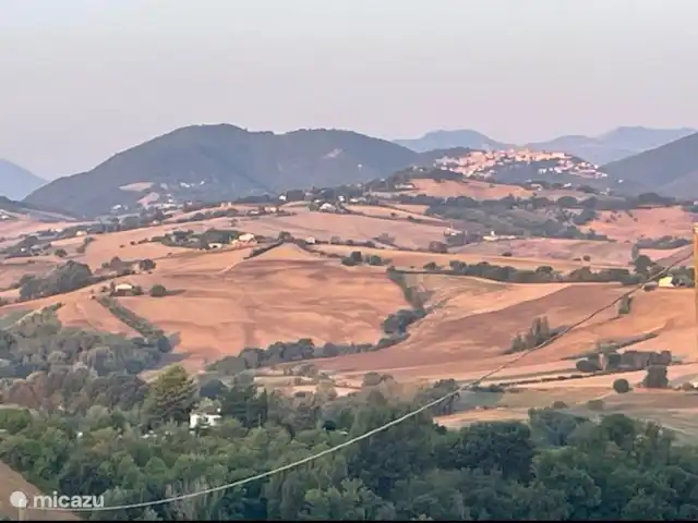CASETTA 4 pers. Casa Sette Cipressi | Italie, Marche, Serra de’ Conti  - maison de vacances Vue de la maison sur Arcevia au soleil matinal