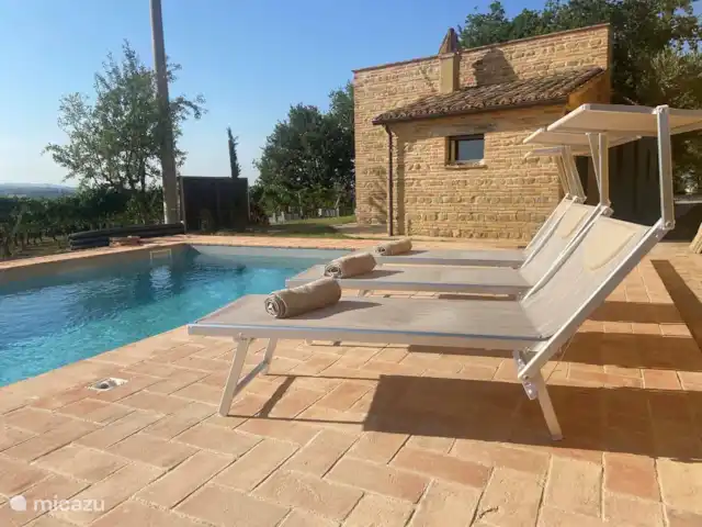 CASETTA 4 pers. Casa Sette Cipressi | Italie, Marche, Serra de’ Conti  - maison de vacances La piscine de 8x4 mètres dispose d’un escalier circulaire en pierre dans le coin avec douche extérieure. Il y a des transats au bord de la piscine.