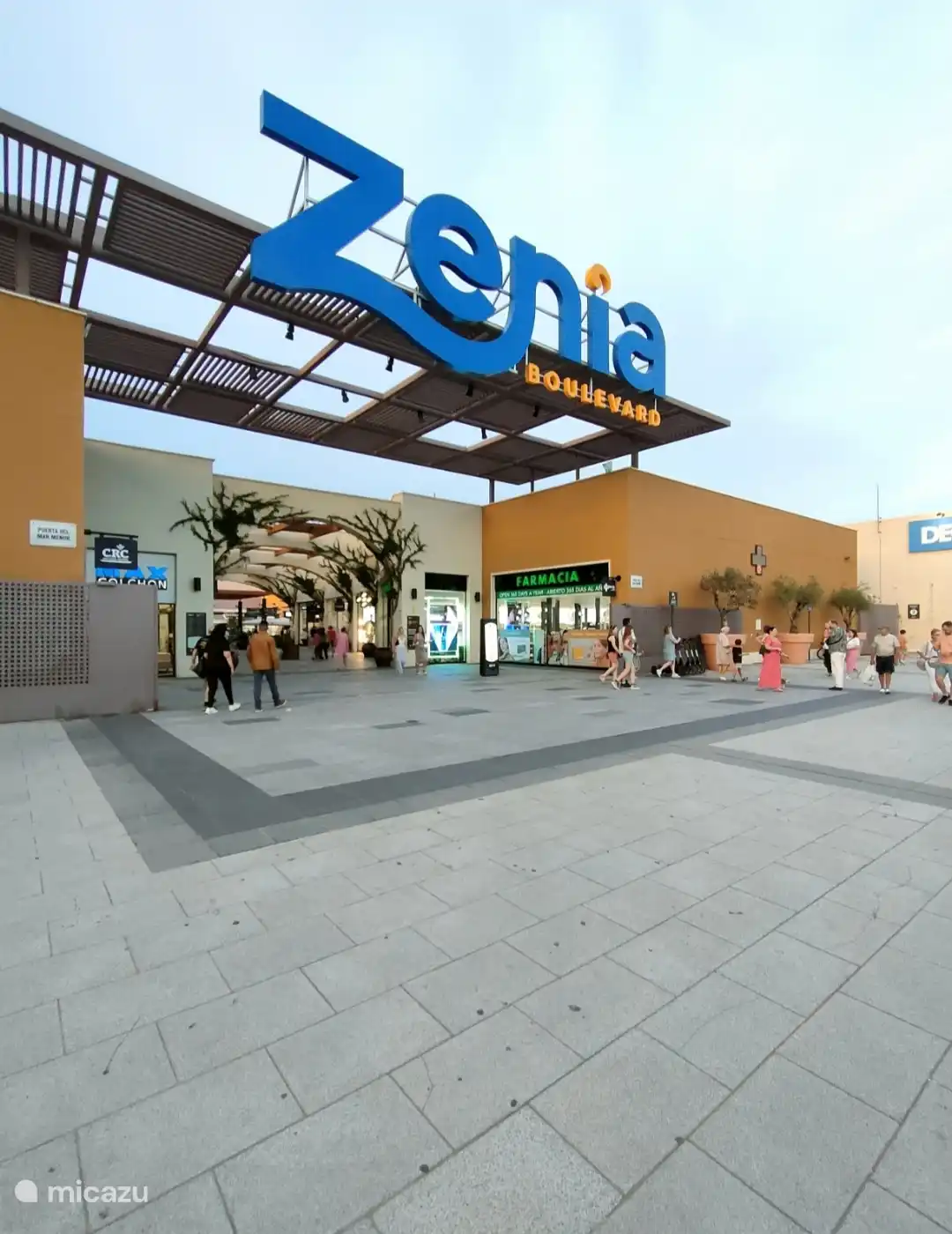 Grand centre commercial couvert à 20 minutes en voiture 