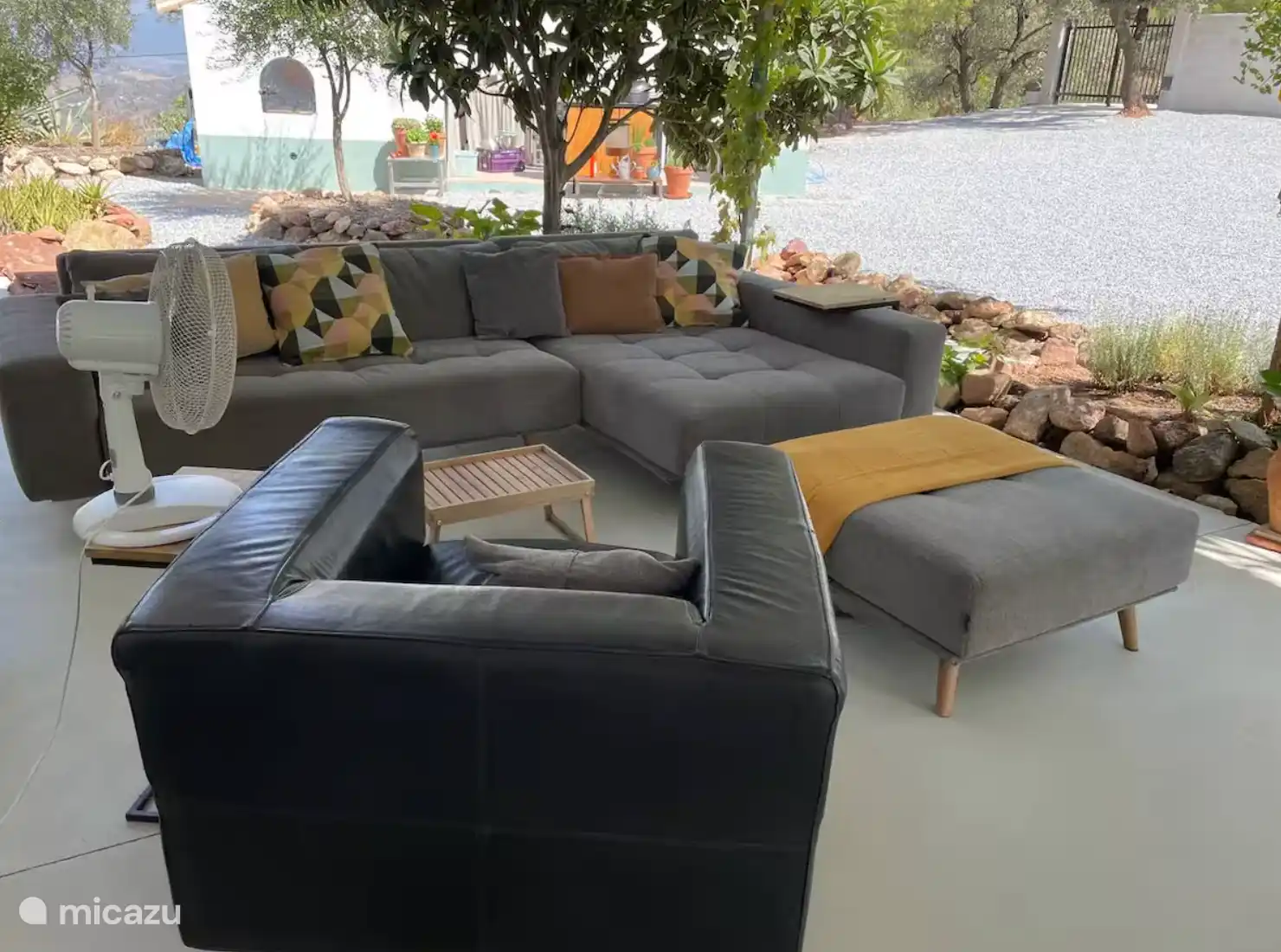 buiten, heerlijk in de shaduw, lekkere sofas om op te hangen.