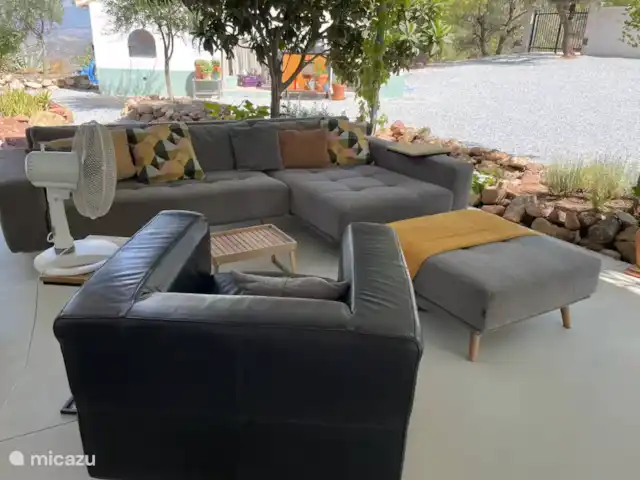 Casa Roca huren in Spanje, Andalusië, Los Ventorros de Comares - finca buiten, heerlijk in de shaduw, lekkere sofas om op te hangen.