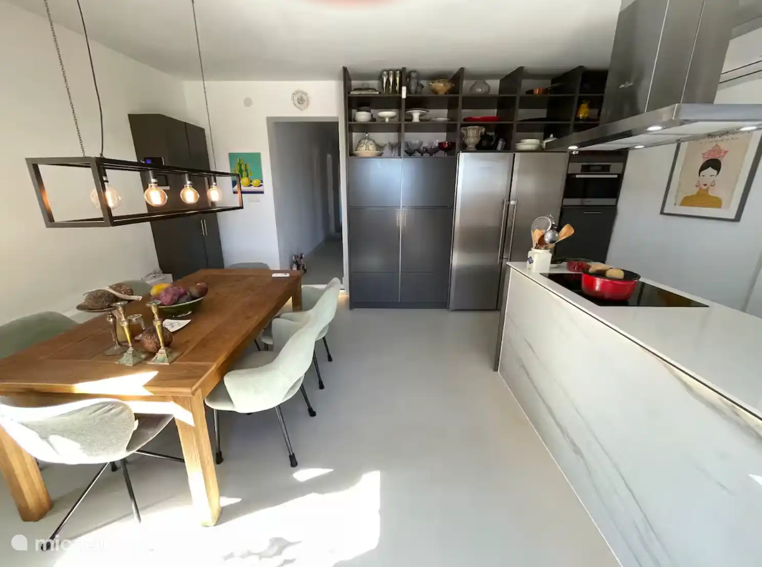 keuken binnen is voorzien van alle gemakken. oven, fridge en freezer, icemaker en cooker.