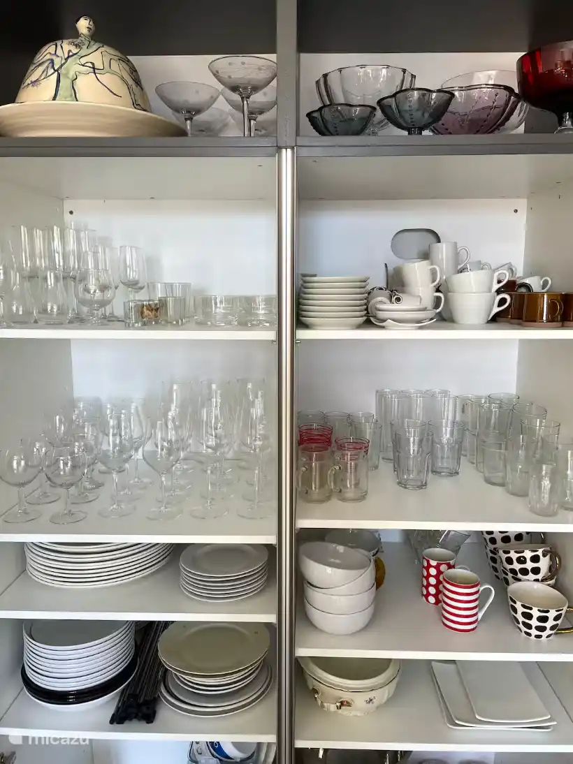 zowel binnen als buiten vindt u al het servies en glazen etc dat u nodig kan hebben.