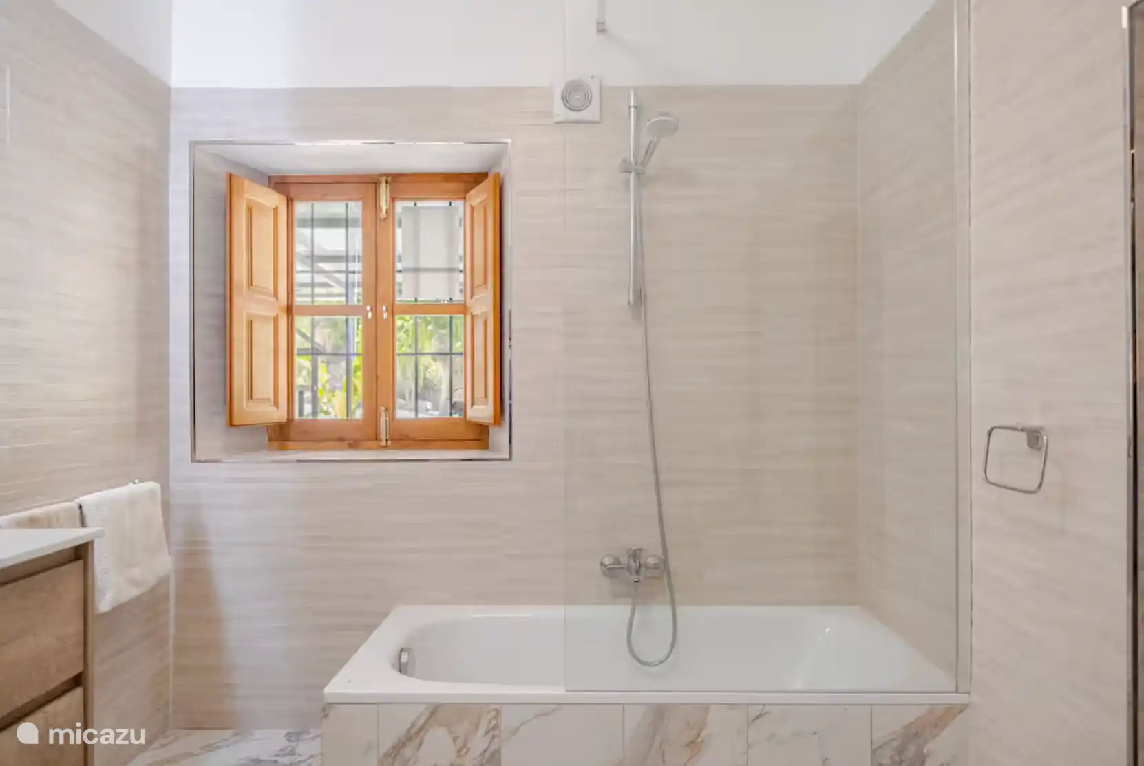 badkamer 1 heeft een bad