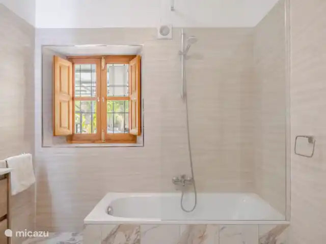 Casa Roca huren in Spanje, Andalusië, Los Ventorros de Comares - finca badkamer 1 heeft een bad