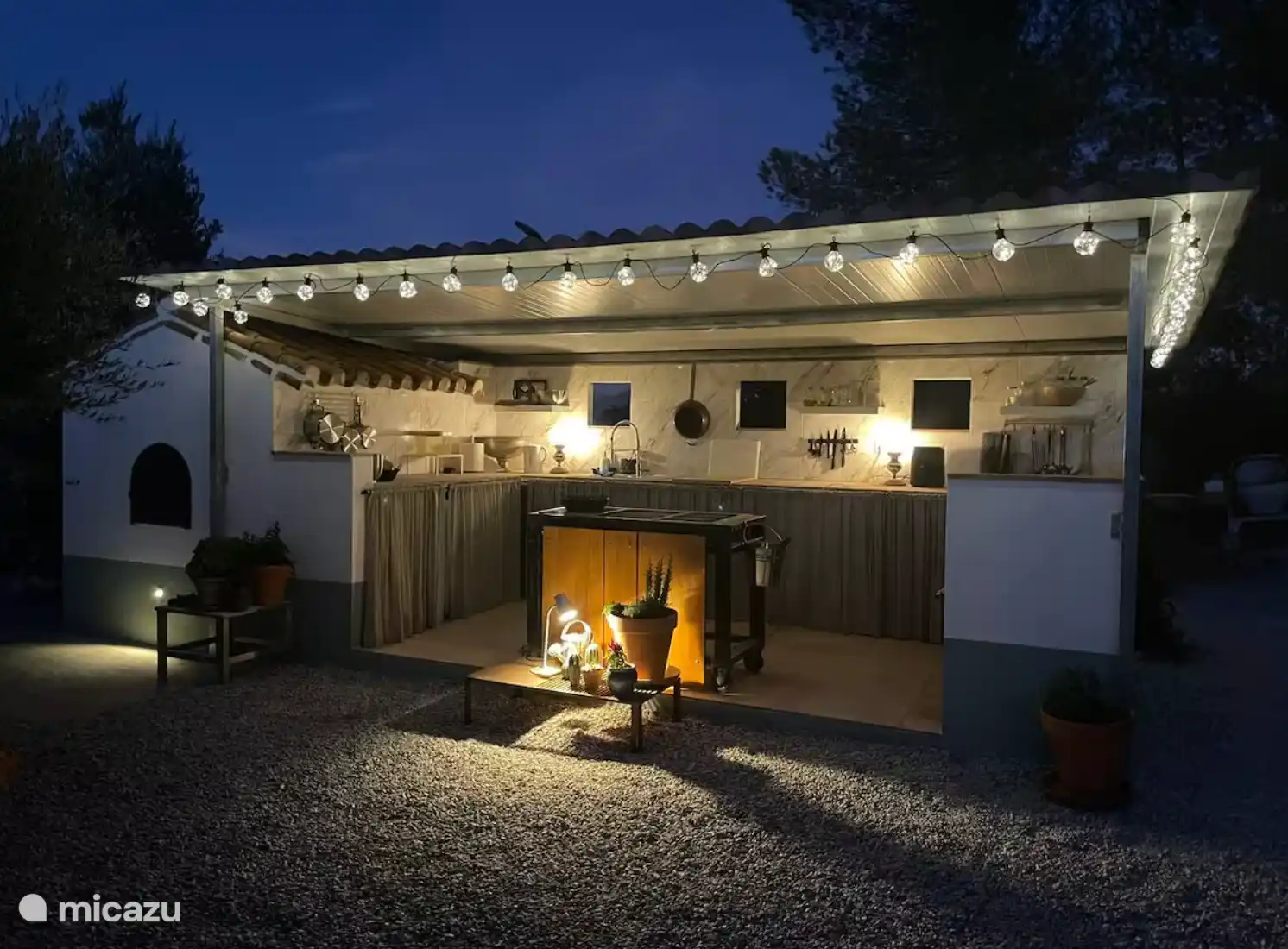 buitenkeuken in de avond