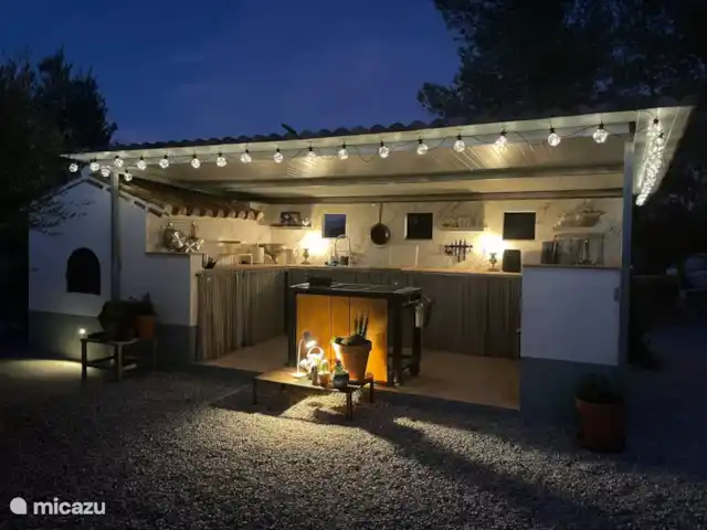Casa Roca huren in Spanje, Andalusië, Los Ventorros de Comares - finca buitenkeuken in de avond