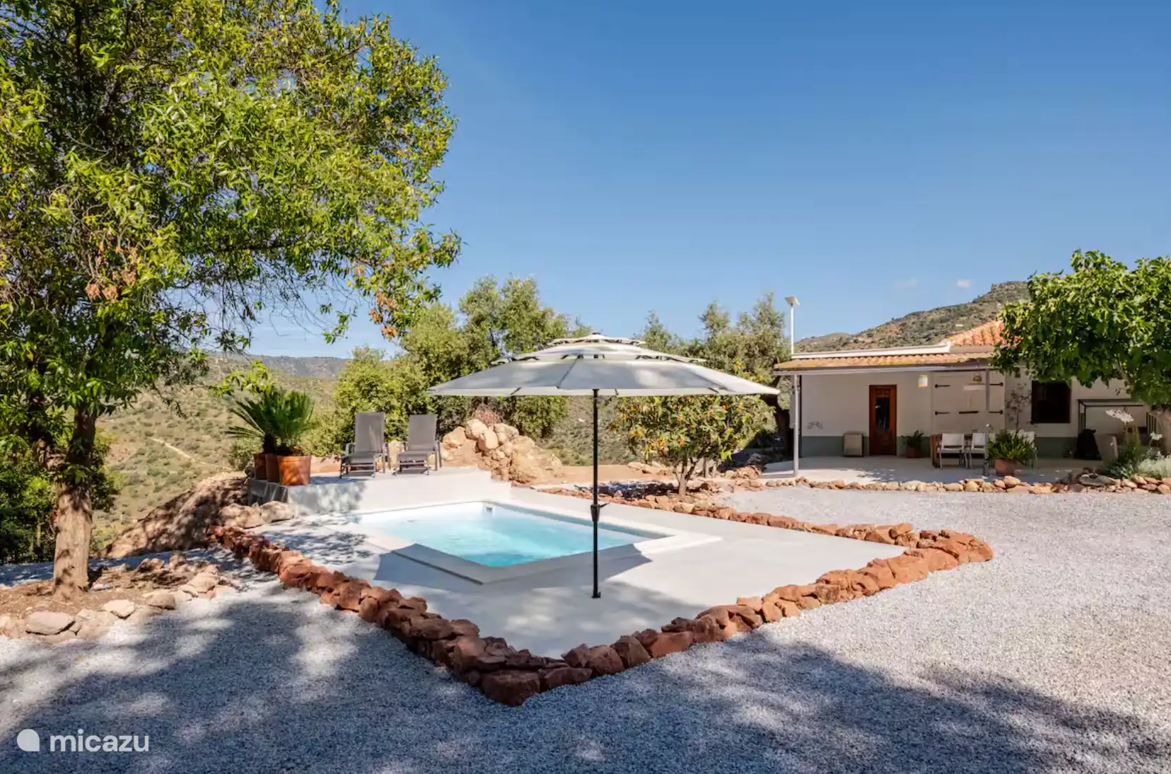 zwembad met swimjet. eindeloos zwemmen tegen de stroom in.