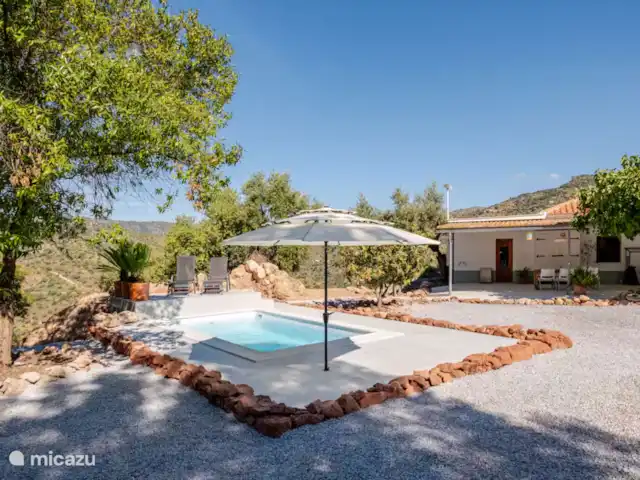 Casa Roca huren in Spanje, Andalusië, Los Ventorros de Comares - finca zwembad met swimjet. eindeloos zwemmen tegen de stroom in.