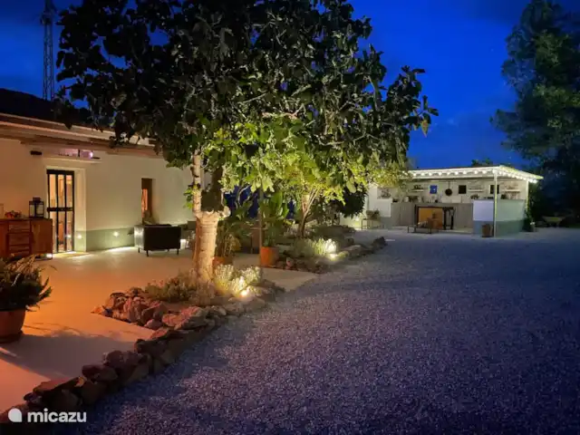 Casa Roca huren in Spanje, Andalusië, Los Ventorros de Comares - finca patio in de avond