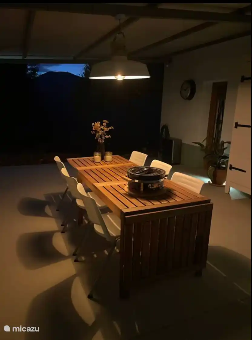 buiten eettafel in de avond