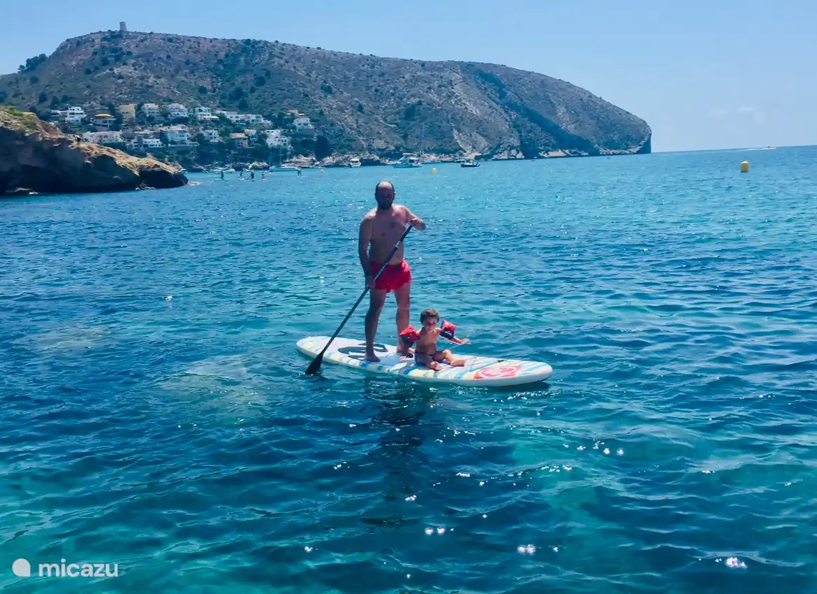 Puedes alquilar pádel surf,barcos en el club náutico dé Moraira 