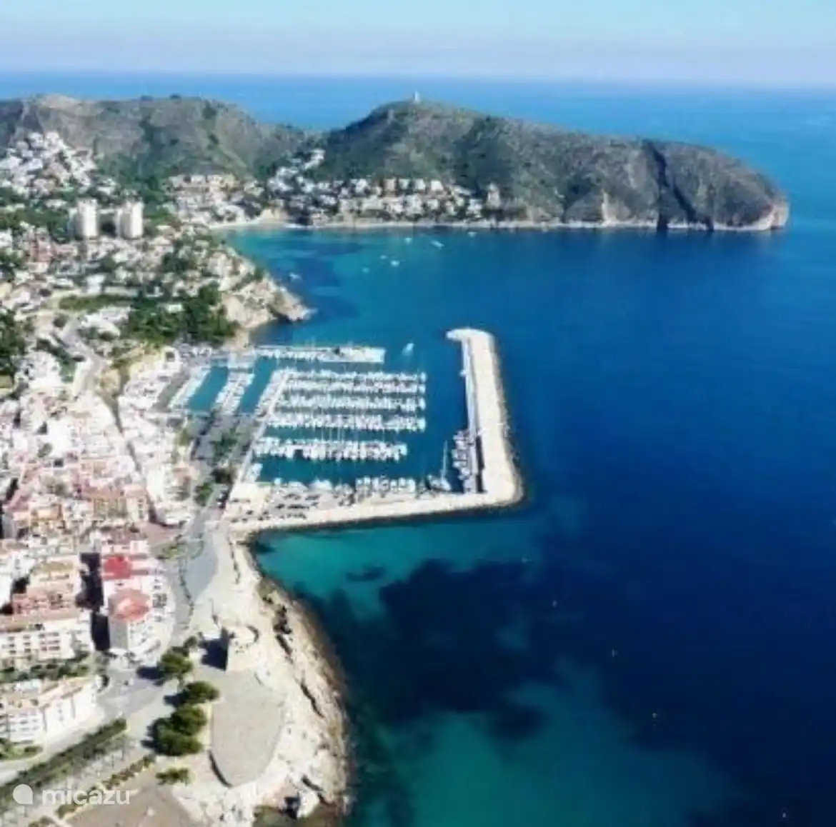 Preciosa foto del club náutico y la bahía del Portet 