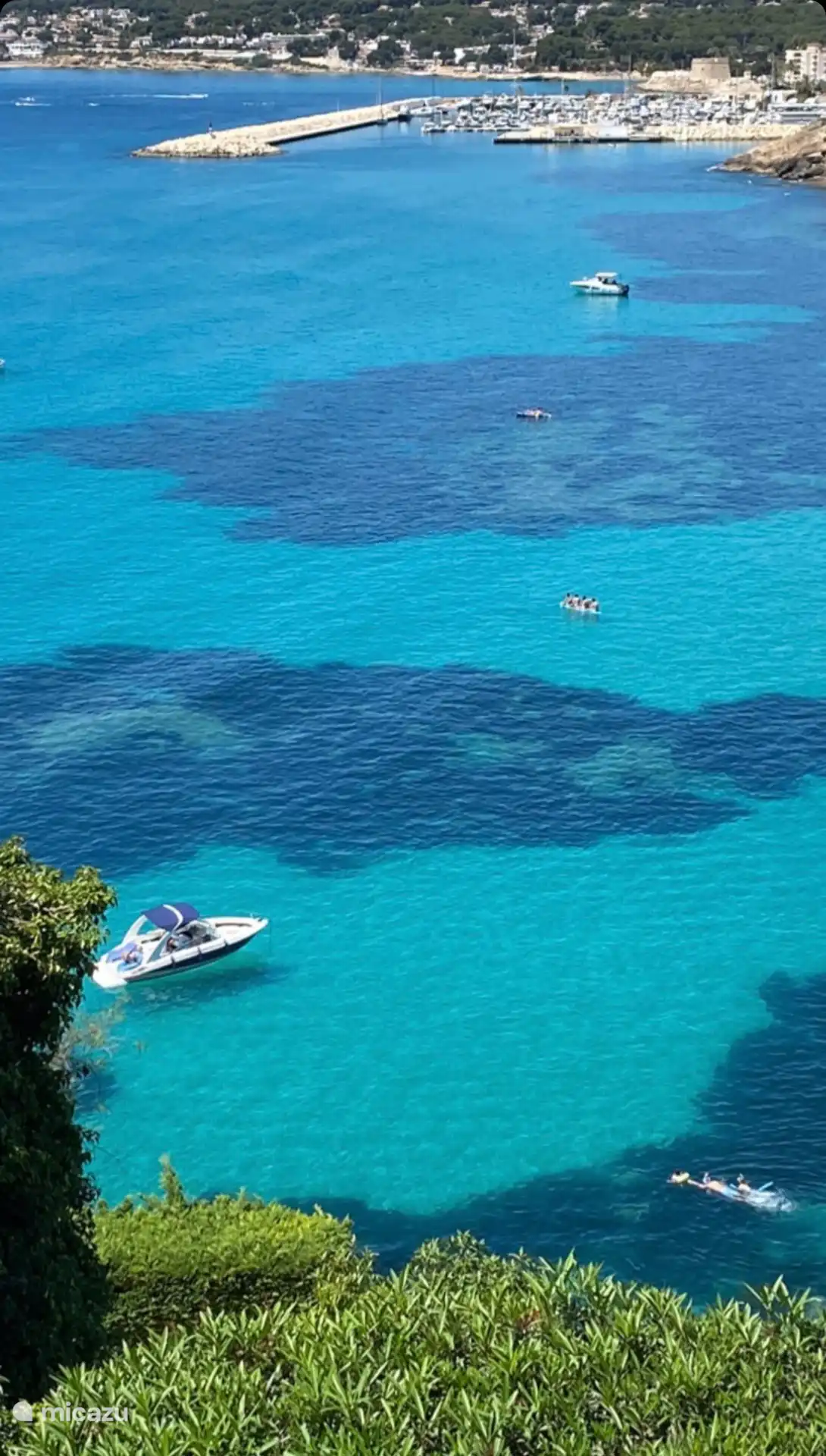 Vistas de la playa del Portet hacia el puerto del club náutico 