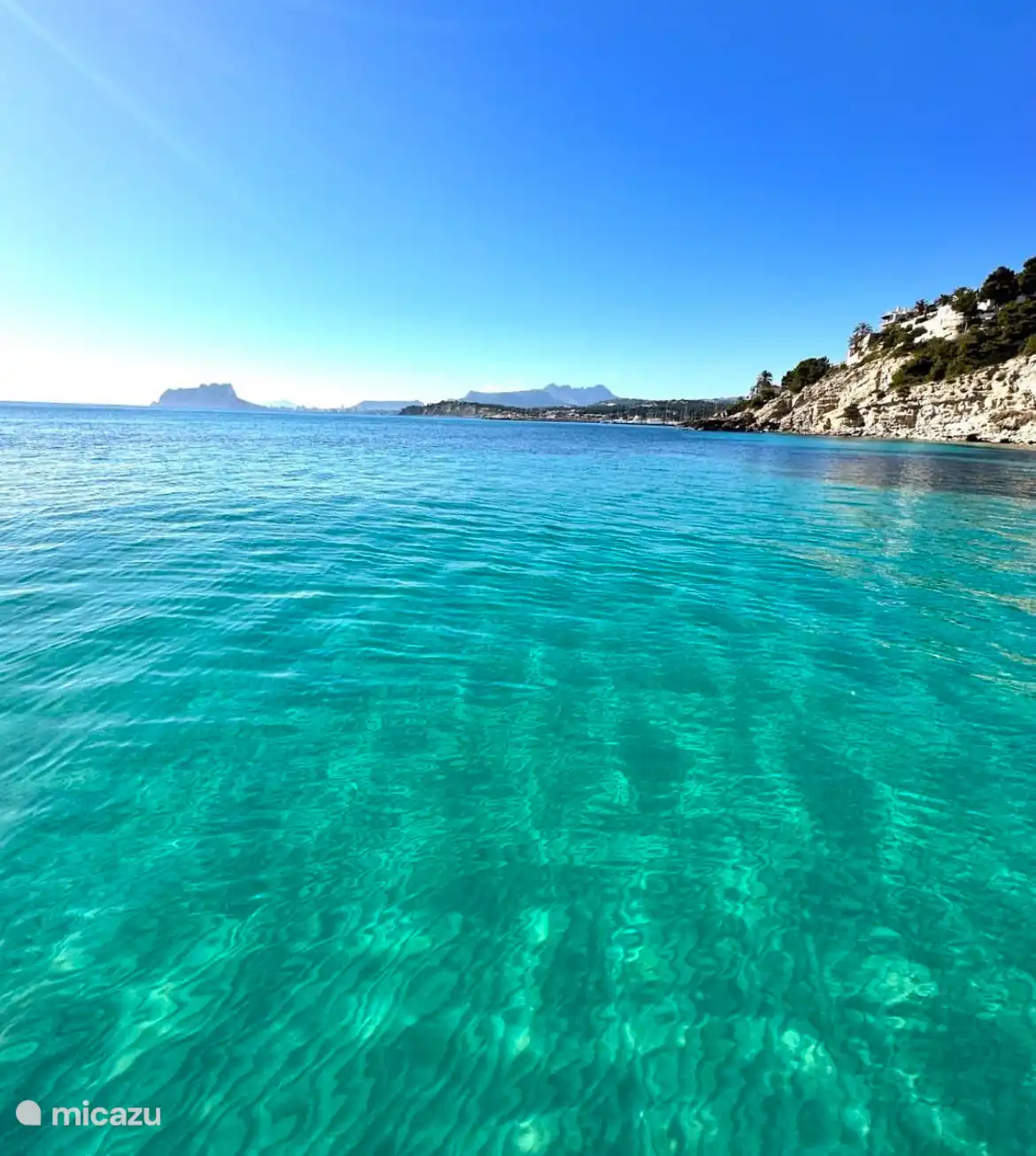Aguas cristalinas en la cala del Portet 