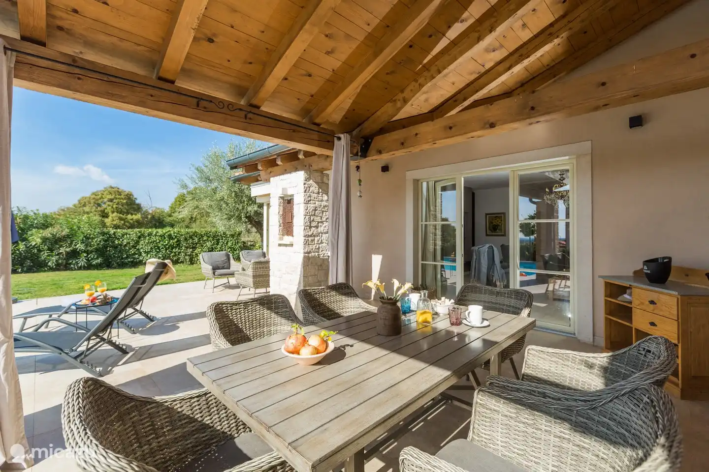 Veranda mit Tisch im Freien