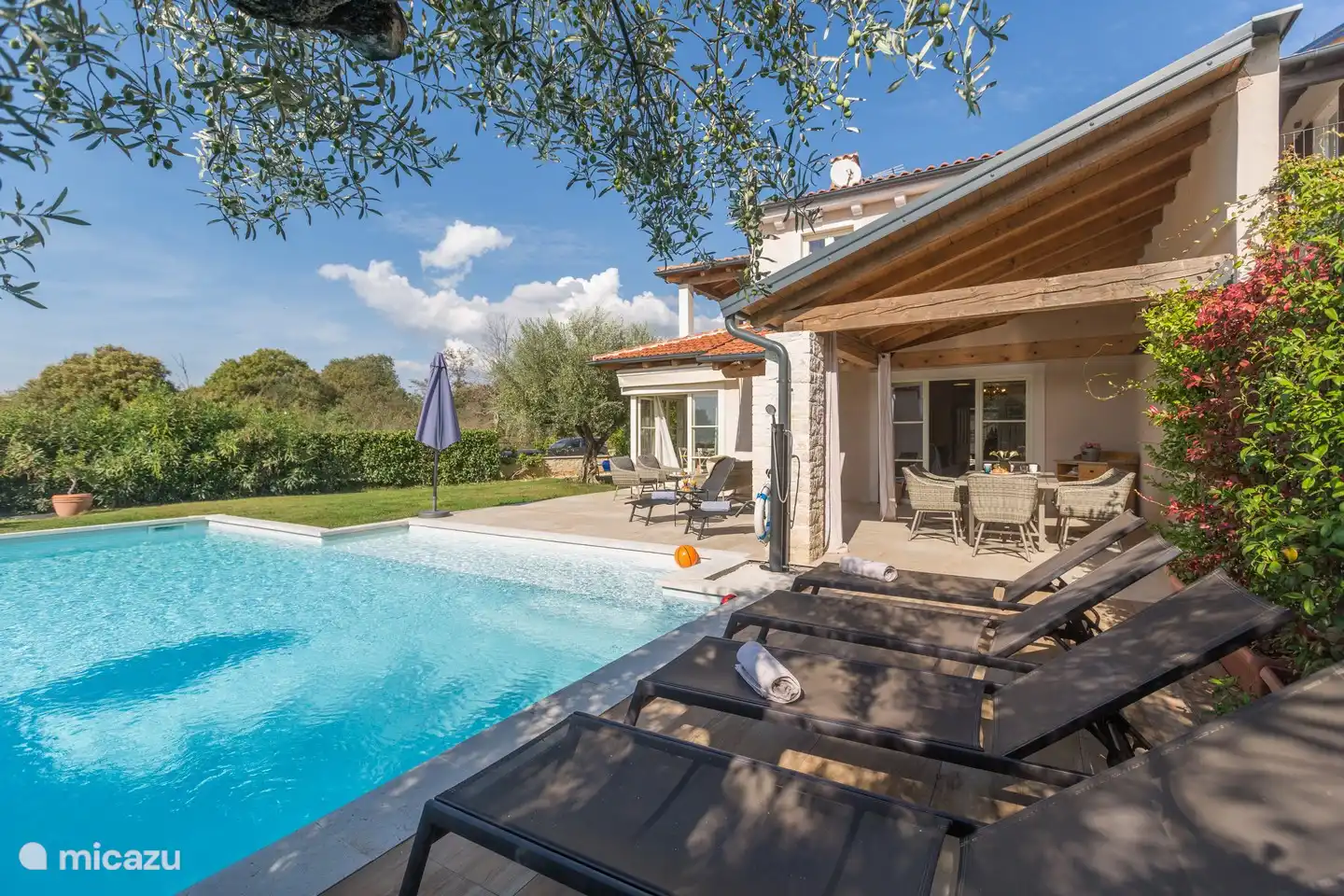 Sonnenliegen + Terrasse