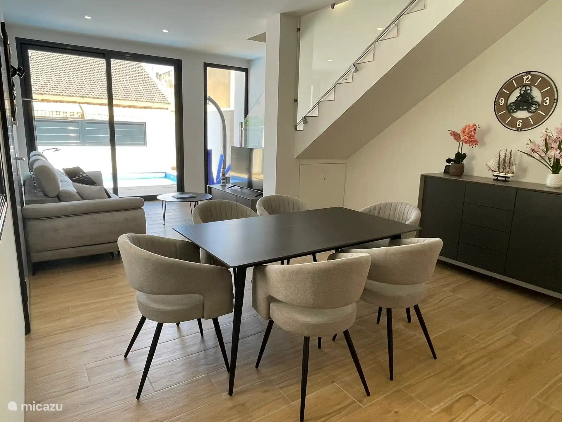 Comedor y zona de estar con smart TV y radio bluetooth.