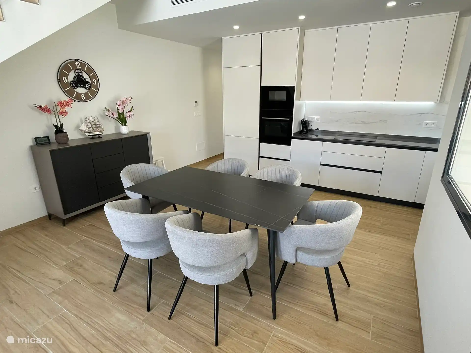 Comedor y cocina totalmente equipada.