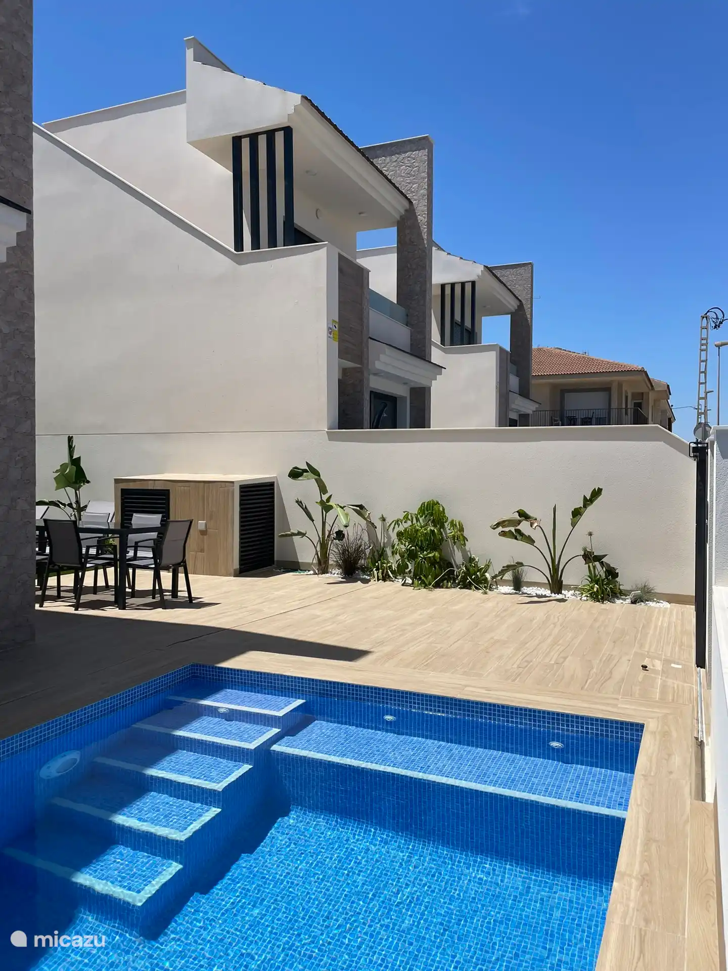 Piscina con vistas a la terraza.