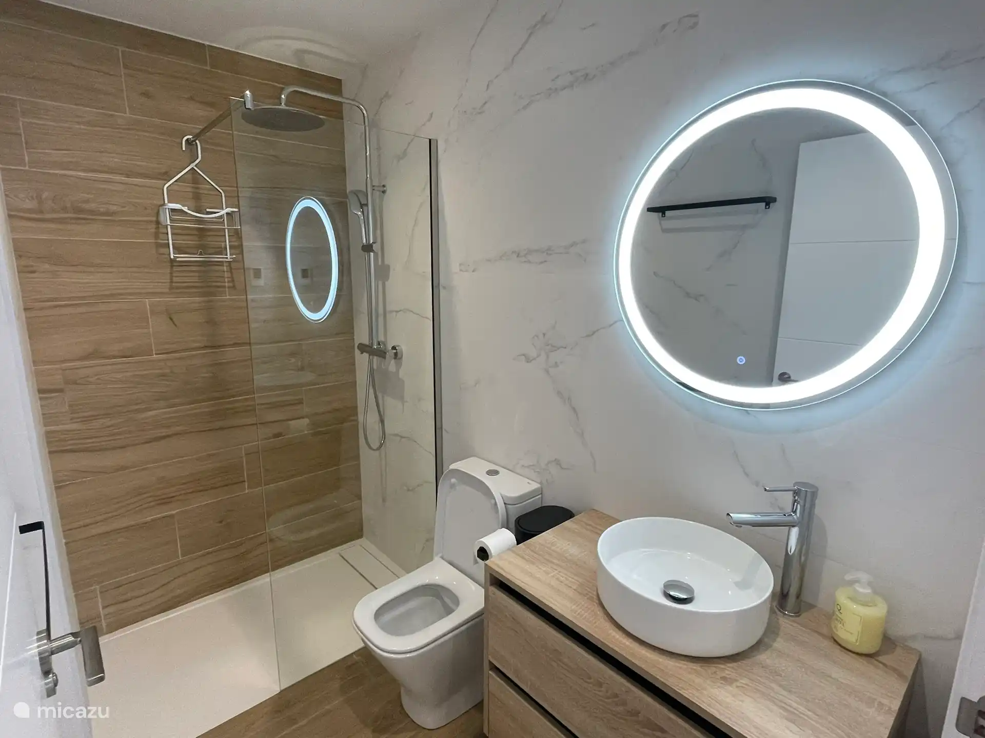 Baño en el dormitorio 1 - planta baja.