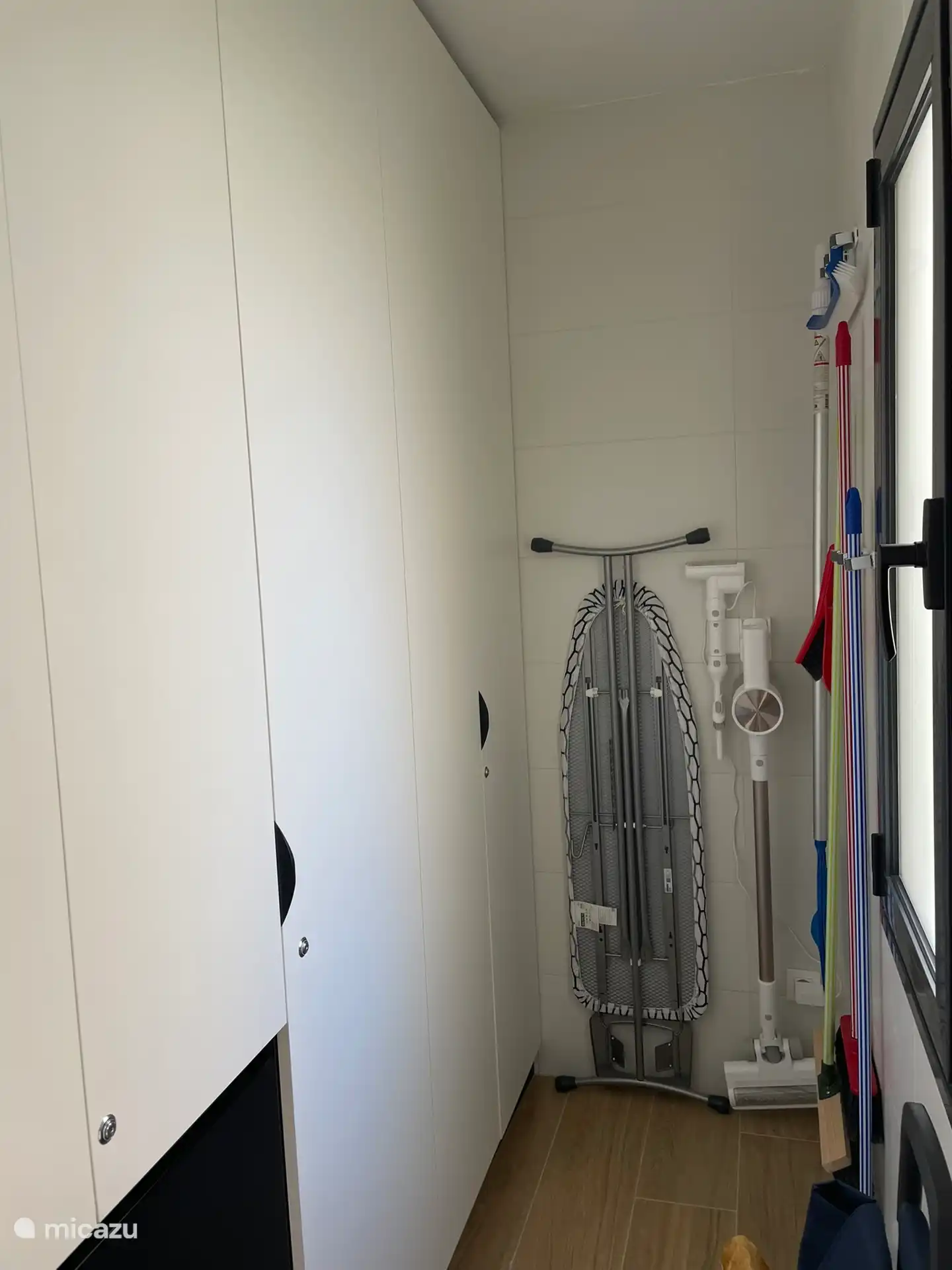 Sala de almacenamiento con lavadora y secadora integradas.