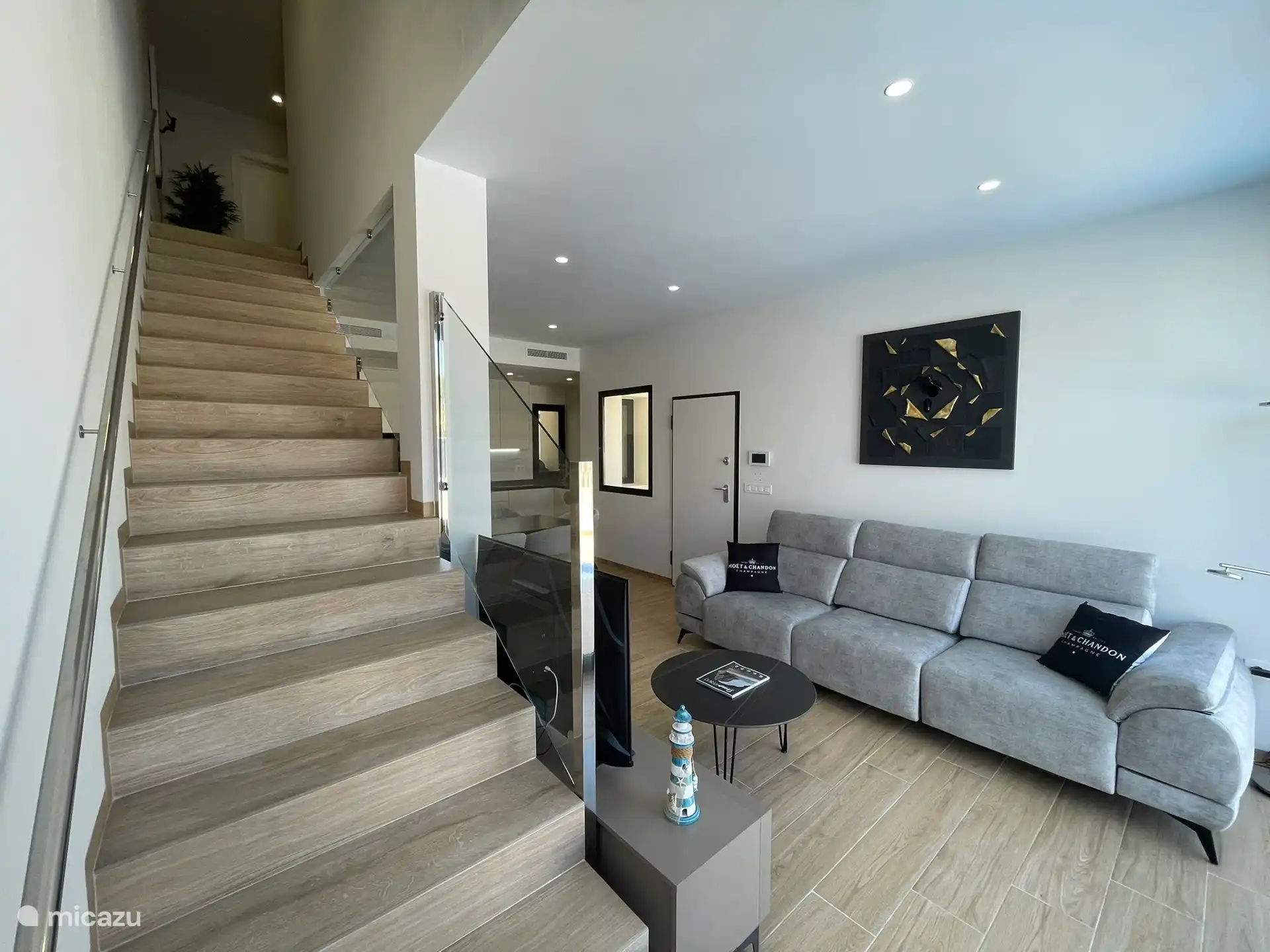 Comedor y zona de estar con smart TV y radio bluetooth.